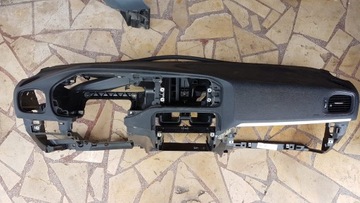 Volvo v40 панель раздаточная консоль капот фото №1