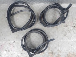 Toyota corolla verso ii ліва прокладка навколо двері перед фото №1