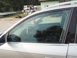 Audi a4 b7 скло бокова двері ліва перед передня фото №1