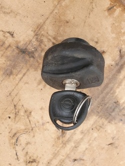 Крышка бак заливка топлива + ключ opel corsa b 2001r 1.0 b 3d 3 cyl фото №1