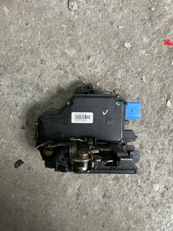 Замок двері праві перед skoda fabia ii 5j2837016 фото №1