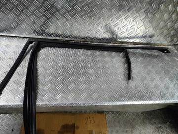 Kia stinger прокладка двері ліва задня маскувальна накладка фото №1