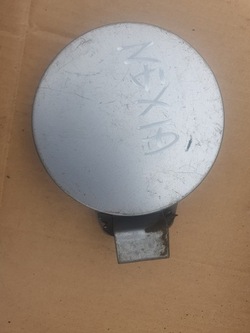 Крышка заливка бак топлива daewoo nexia серебряная исправная з с петлей фото №1