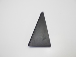 Hyundai i20 iii заглушка трикутник двері зад праві фото №1