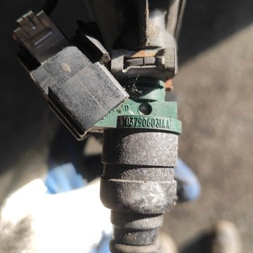 Форсунка форсунки 1.6 apf audi a3 8l golf 4 octavia leon toledo 037906031aa фото №1