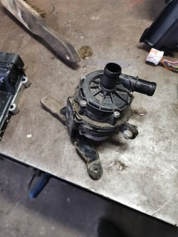 Дополнительный помпа воды 0392024088 dacia доккер lodgy 1.5 синий dci 20r фото №1