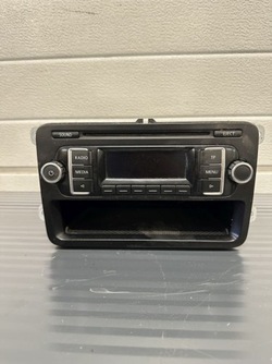 Vw touran i 1t 1t3 рестайлинг 10-15 радиопроигрыватель радио cd 5k0035156a фото №1