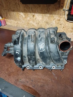 Колектор всмоктуючий vw golf plus v 03c129711f 1.6 115km 04-13 фото №1