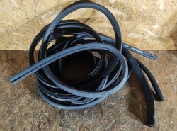 Прокладка крышки багажника jeep grand cherokee wk фото №1