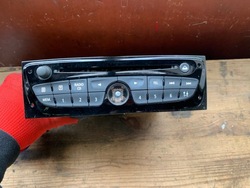Радіо cd заводські 281151921r renault clio фото №1