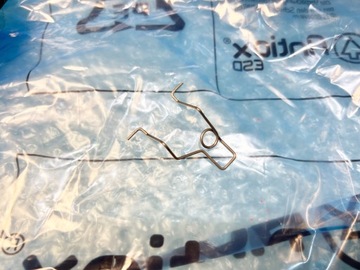 Vw golf v 5 шплінт кріплення лампочки застібка drucik h7 фото №1