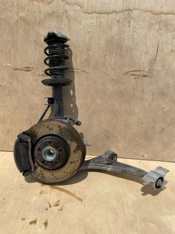 Поворотна опора з amortyzatorem i wahaczem mercedes cla w118 праві перед фото №1