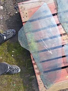 Скло двері правий перед bmw e34 фото №1