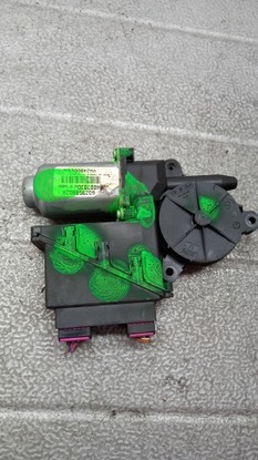 Моторчик левый перед vw polo 1.2b 03r фото №1