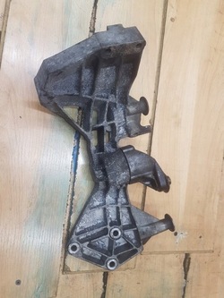 Лапи основа генератора mercedes w168 1.7 cdi фото №1