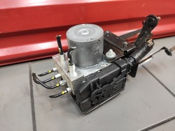 Infiniti fx30d 3.0d fx35 qx70 насос abs гальмівна 476601dr4d оригінал фото №1