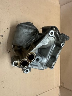 Основание фильтра масла audi a8 d2 передний fl 3.7 akj 077115401 фото №1