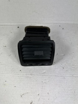 Golf v решітка повітропровід права 1k0819710 фото №1