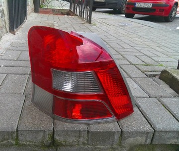 Toyota yaris ii рестайлінг 09- ліва задня лампа діод оригінал фото №1