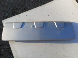 Opel mokka 95025869 спойлер заглушка бампера зад фото №1