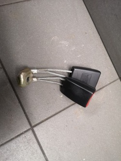 Застёжка ремня зад audi a8 d2 4d0857739h фото №1