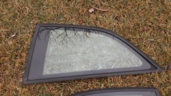 Стекло левая кузовная audi a1 3d фото №1