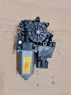 Двигунчик скла лівий зад audi a8 d2 4d0959801f фото №1