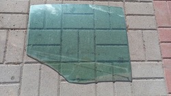 Скло двері праві зад volvo v40 фото №1