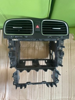 Решітка повітропровід середня vw golf vi 6 5k0819728n фото №1