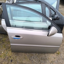 Vectra c комплектные дверь правые перед z158 фото №1