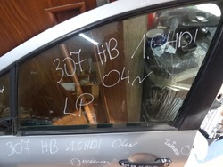Peugeot 307 1.6hdi 04' hb скло лівий перед фото №1