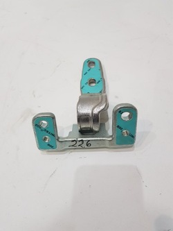 Петля кришки багажника mercedes a2057401400 фото №1