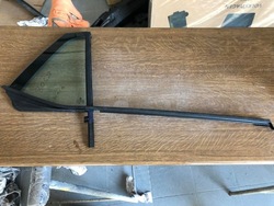 Skoda scala 2021r. стекло дверь правая зад треугольник фото №1