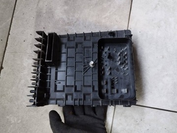 Коробка запобіжників vw golf vi caddy golf plus 1k0937629a фото №1