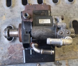 Насос впрыскивающий 1.6 tdi cr cay 03l130755ah фото №1