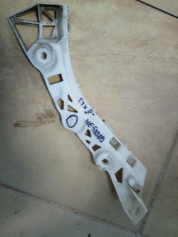 Ковзун бампера mazda 3 hb '03-08 зад правий оригінал. фото №1