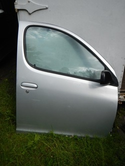 Двері перед праві toyota yaris verso комплектні фото №1