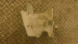 Toyota auris 2012- бак склоомивача фото №1