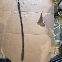 Corsa c 00-06 планка стёкла лобовой перед левая фото №1