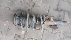 Амортизатор левый перед mazda 5 06r 2.0crd van фото №1