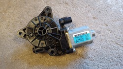 Hyundai tucson iii двигунчик підйомника лівий зад 83450-d7000 фото №1