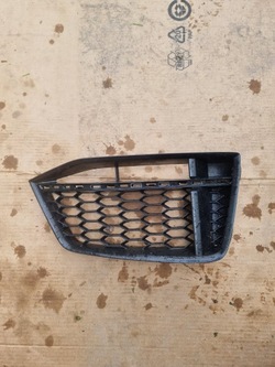 Audi tt tts решітка бампера права перед 8s0807682a фото №1