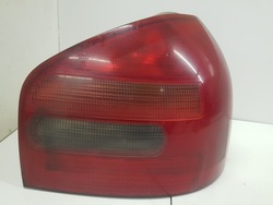 Лампа права задня audi a3 8l фото №1