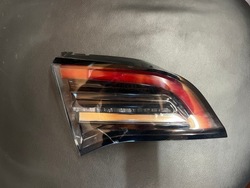 Задня ліва лампа tesla 3 оригінальна 1077401 1077403 фото №1