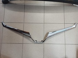 Toyota sienna 2017-2020 решітка хром декор планка бампер 53111-08110 фото №1