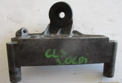 Mercedes cls w218 3.0 cdi кронштейн захист ремінь фото №1