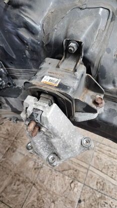 Лапи двигателя левая kia sportage iv 1,7 crdi фото №1