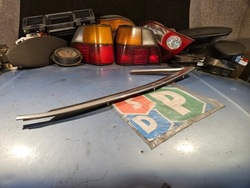 Pt планка трикутник скла хром audi a8 d2 4d0853346 фото №1