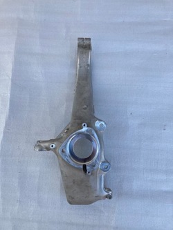 Поворотна опора ліва передня tesla 3 фото №1