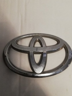 Toyota yaris iv 2020- знак емблема логотип перед фото №1